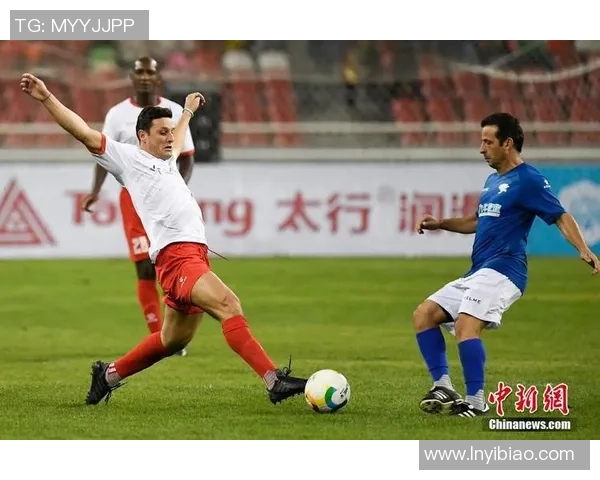 当今足坛仍在奋战的足球明星们的传奇故事与未来展望